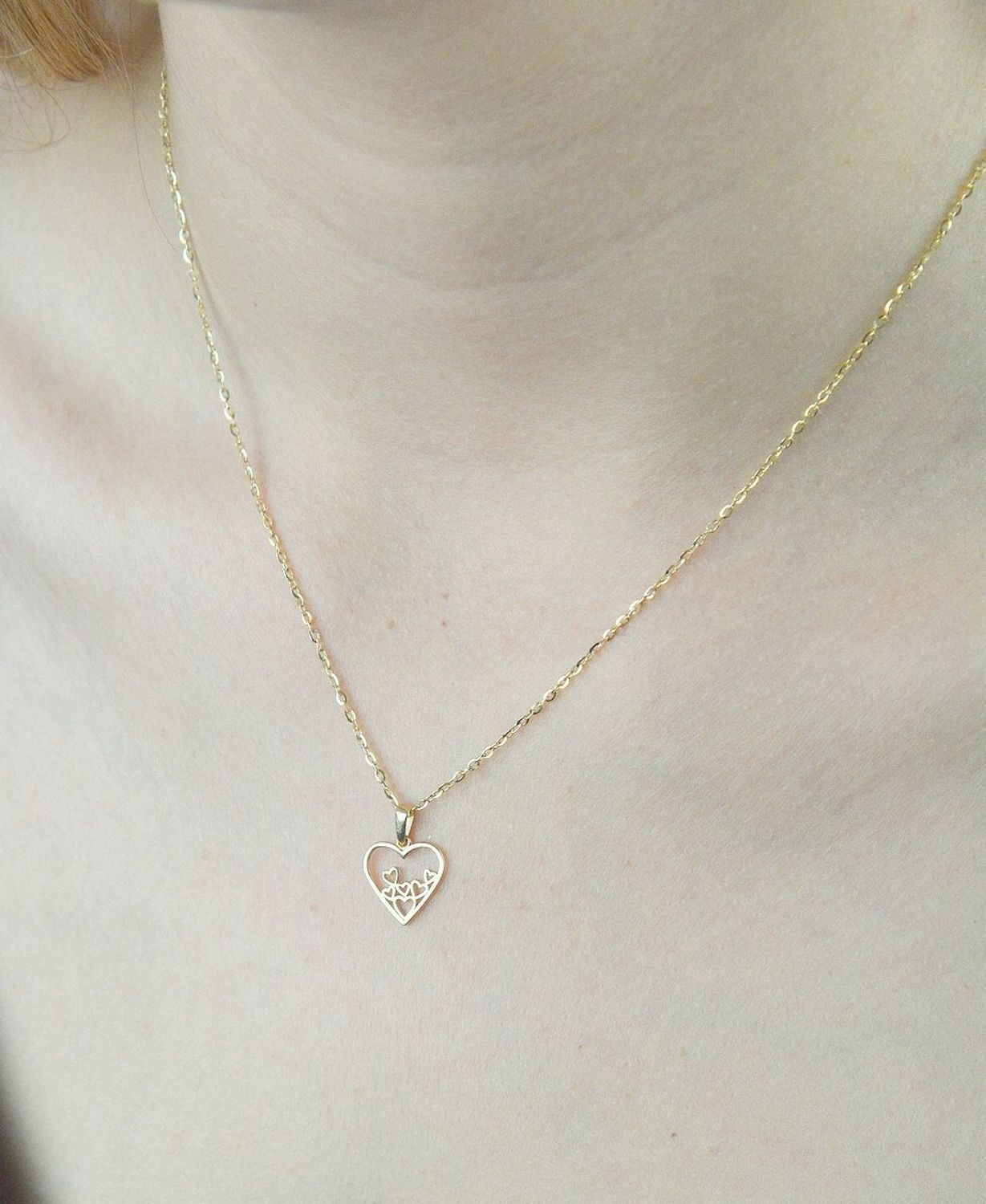 Złoty łańcuszek 333 ankier 1 mm DIA-LAN-6423-333 1mm.  Klasyczny i uniwersalny łańcuszek o splocie ankier, wykonany z żółtego złota próby 333 o wadze około 1,27 g. Łańcuszki to uniwersalne dodatki, które .png